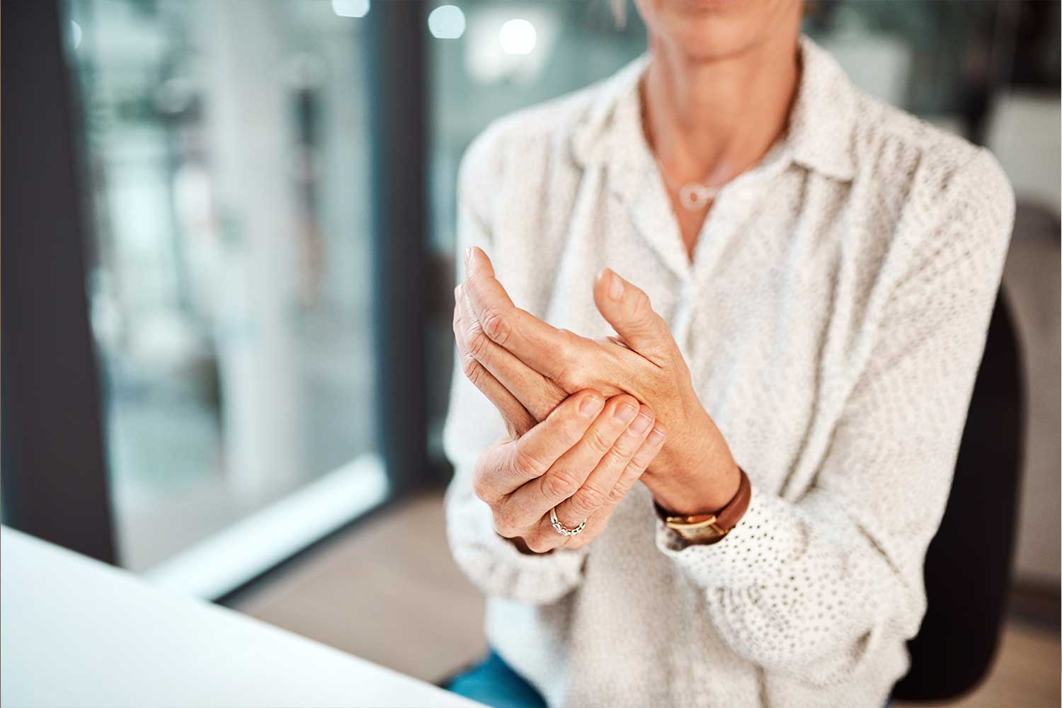 eine Frau hält ihre Hand